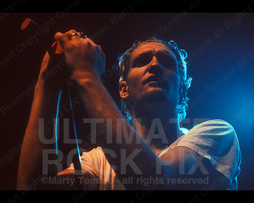 Photo of Layne Staley of Alice in Chains in concert in 1993 by Marty Temme