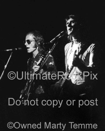 Photo of Andy Powell and Martin Turner of Wishbone Ash in concert in 1974 by Marty Temme