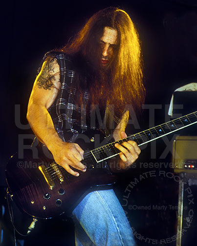 Photo of guitar player Al Pitrelli in concert in 1994 by Marty Temme