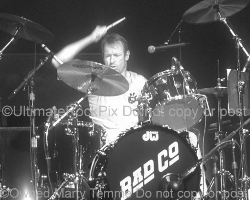 Photo of Simon Kirke of Bad Company in 2001 - badcosk012bw