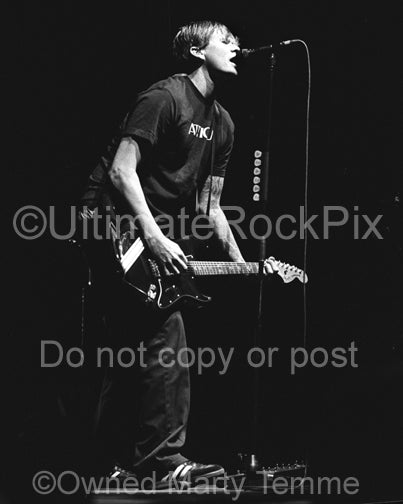 Photo of Tom DeLonge of Blink-182 in concert by Marty Temme