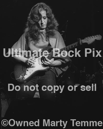 Black and white photo of Bonnie Raitt playing slide on her Fender Strat in 1980 by Marty Temme