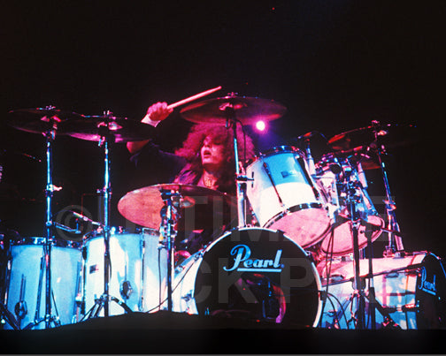 Photo of Fred Coury of Cinderella in concert in 1989 by Marty Temme