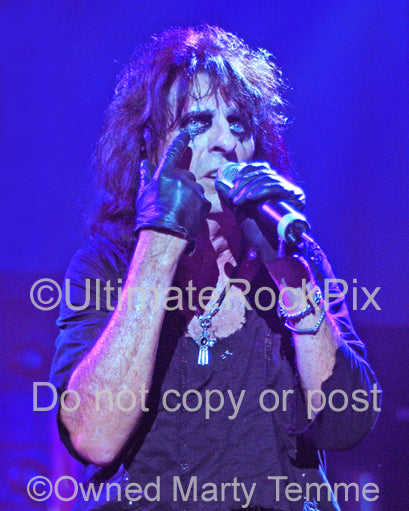 Photo of Alice Cooper performing in concert in 2006 by Marty Temme