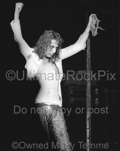 Photo of singer Alice Cooper onstage in 1973 by Marty Temme