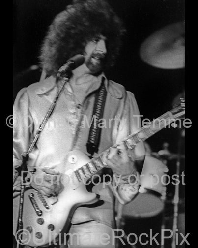 Black and white photo of Jeff Lynne of Electric Light Orchestra in concert in 1977 by Marty Temme