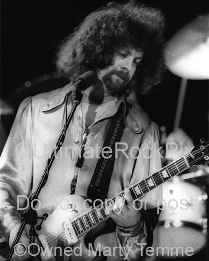 Black and white photo of Jeff Lynne of Electric Light Orchestra in 1977 by Marty Temme