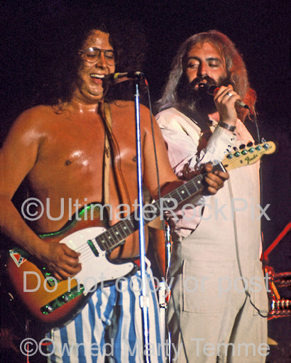 Photo of Mark Volman and Howard Kaylan of Flo and Eddie in concert in 1973 by Marty Temme