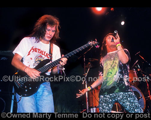 Photo of Billy Gould and Mike Patton of Faith No More in concert in 1989 by Marty Temme