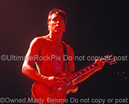 Photo of George Lynch of Dokken playing a Les Paul in concert in 1995 by Marty Temme