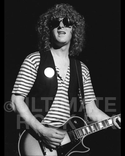 Black and white photo of Ian Hunter playing a Gibson Les Paul in 1979 by Marty Temme