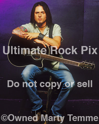 Photo of guitarist Jason Hook during a photo shoot by Marty Temme