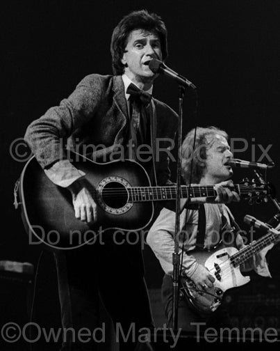 Photo of Ray Davies of The Kinks playing acoustic guitar in 1979 by Marty Temme