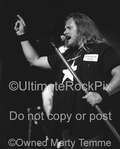 Photo of Johnny Van Zant of Lynyrd Skynyrd in concert in 2002 by Marty Temme