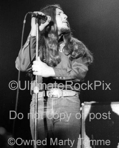 Photo of singer Doug Gray of The Marshall Tucker Band in concert in 1974 by Marty Temme