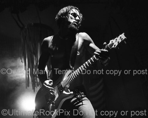 Black and white photo of Dave Navarro of Janes Addiction in concert in 2001 - navarrobw