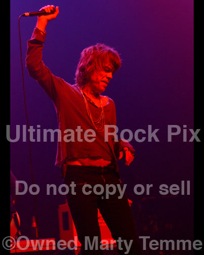 Photo of David Johansen of New York Dolls in concert in 2008 by Marty Temme