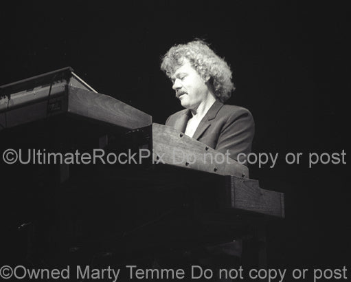 Photo of Neal Doughty of REO Speedwagon in concert in 1981 by Marty Temme