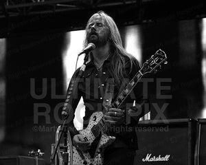 Black and white photo of Jerry Cantrell of Alice in Chains playing his Les Paul in 2006 by Marty Temme