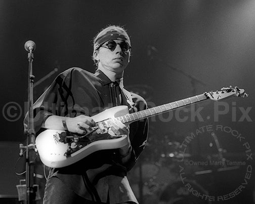 Photo of guitarist Dawayne Bailey of Chicago in concert in 1990 by Marty Temme