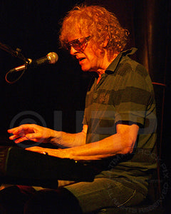 Photo of musician Ian Hunter playing keyboards in 2007 by Marty Temme