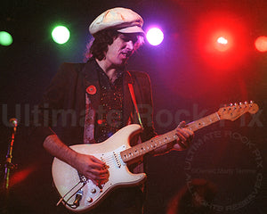 Photo of Robbie Alter of Ian Hunter performing in concert in 1981 by Marty Temme