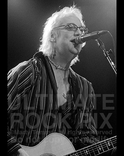 Photo of Jani Lane of Warrant in concert in 2005 by Marty Temme