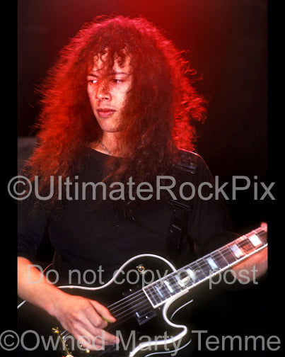 Photo of Kirk Hammett of Metallica playing a Gibson Les Paul Black Beauty in 1989 by Marty Temme