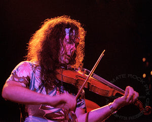 Photo of musician David Lindley playing a violin in concert in 1981 by Marty Temme