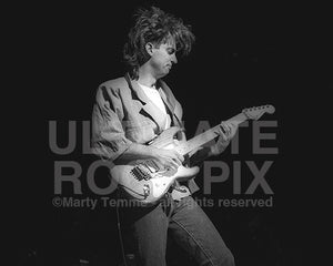 Photo of Steve Farris of Mr. Mister in concert in 1984 by Marty Temme