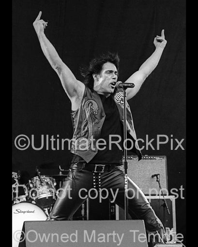 Photo of Dave Wyndorf of Monster Magnet in concert by Marty Temme