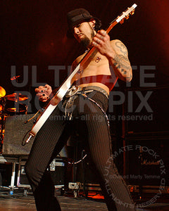 Photo of guitarist Dave Navarro of Janes Addiction in concert in 2007 by Marty Temme