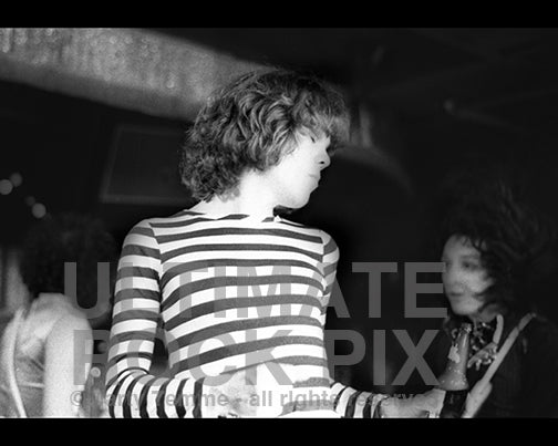 Photo of singer David Johansen of New York Dolls in concert in 1974 by Marty Temme