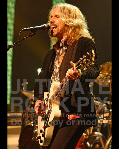 Photo of Tommy Shaw of Styx playing a Gibson 335 in concert by Marty Temme