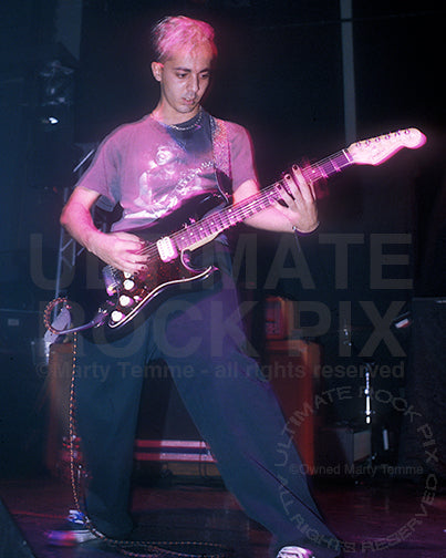 Photo of Daron Malakian of System of a Down playing a Fender Stratocaster in 1998 by Marty Temme