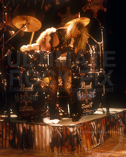 Photo of Jani Lane of Warrant in concert in 1988 by Marty Temme