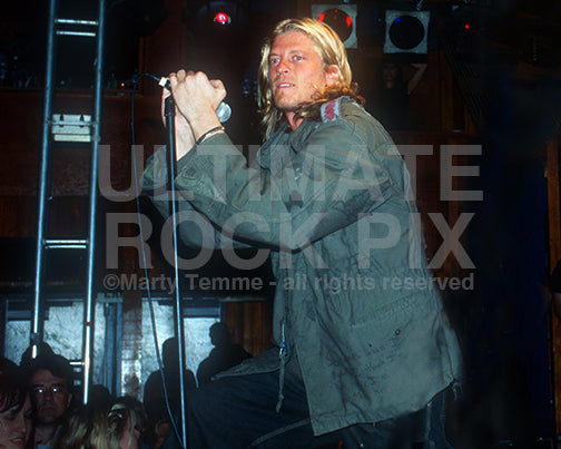 Photo of singer Wes Scantlin of Puddle of Mudd in concert in 2004 by Marty Temme