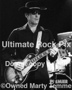 Photo of Mark Sams of Alabama 3 in concert in 2000 by Marty Temme