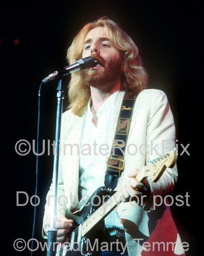 Photo of singer Andrew Gold in concert in 1976 by Marty Temme