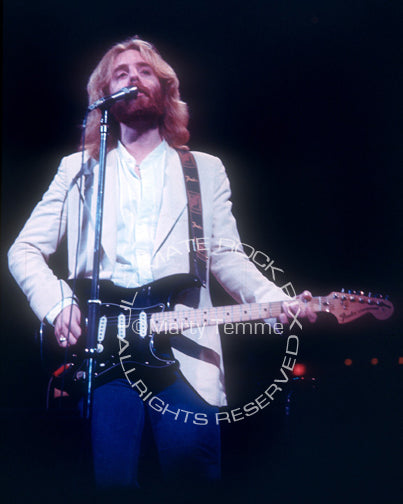 Photo of Andrew Gold playing a Stratocaster in concert in 1976 by Marty Temme