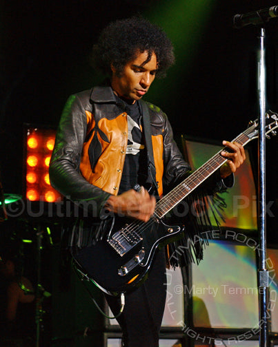 Photo of William DuVall of Alice in Chains performing in concert in 2007 by Marty Temme