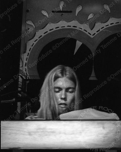 Black and white photo of Gregg Allman in concert in 1973 by Marty Temme