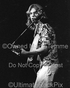 Photo of Gerry Beckley of the band America in concert in 1977 by Marty Temme