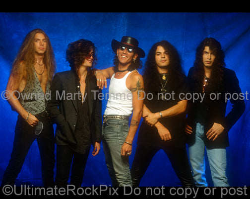 Photo of Stephen Pearcy, Fred Coury and Arcade during a photo shoot in 1992 by photographer Marty Temme
