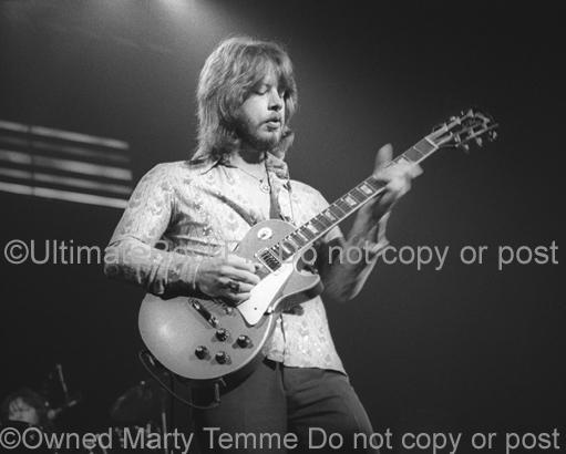 Photo of Barry Bailey of The Atlanta Rhythm Section playing his Gibson Les Paul in 1978 by Marty Temme