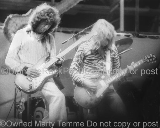 Photo of Mick Ralphs and Jimmy Page playing together in 1974 by Marty Temme