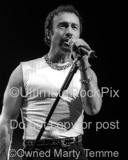 Black and white photo of Paul Rodgers of Bad Company in concert in 2001 - badcoprbw5