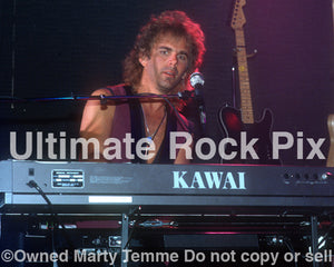Photo of keyboard player Jonathan Cain of Bad English and Journey in concert in 1989 by Marty Temme