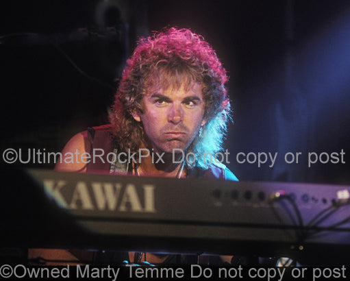Photo of Jonathan Cain of Bad English and Journey in concert in 1989 - badengjcain