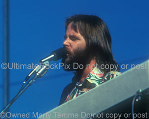 Photo of musician Carl Wilson of The Beach Boys in concert in 1974 by Marty Temme